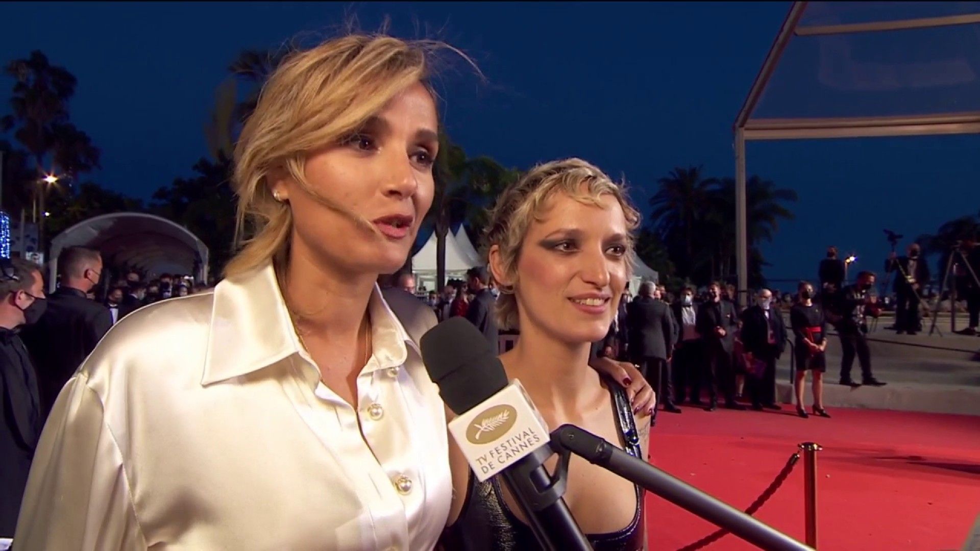 Julia Ducournau et Agathe Rousselle pour le film Titane ...