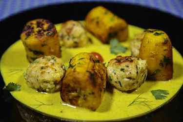 Bananes plantains sautées aux herbes et au poulet