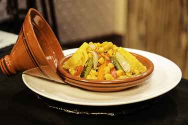 Découvrez la recette de Couscous Marocain au Boeuf et Légumes du Soleil de la  chef Sofia S’mouni du Maroc préparée dans Recettes d'Afrique sur CUISINES