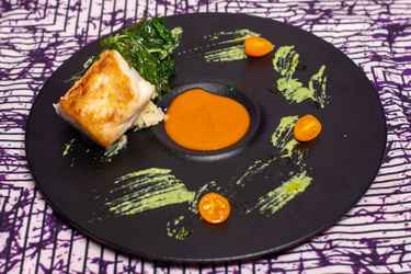 RDA_S2_Ep35_Chef MickElysée_Pave de bar sur ecrase d'igname et coulis de tomate_1 (1).jpg