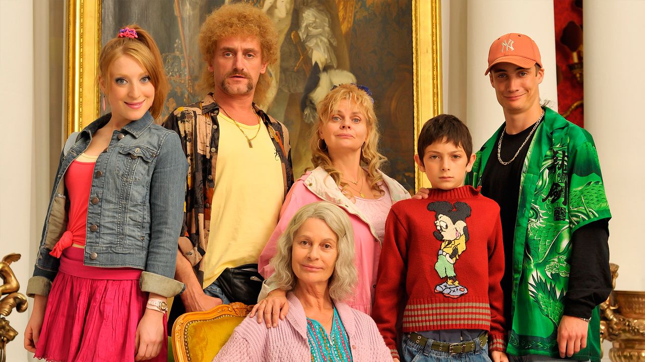 Films Complet Les Tuches Les Tuche en streaming direct et replay sur CANAL+ | myCANAL