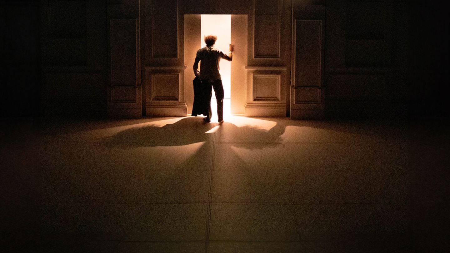 Entre chiens et louves par le Cirque Le Roux au Bon Marché Rive Gauche