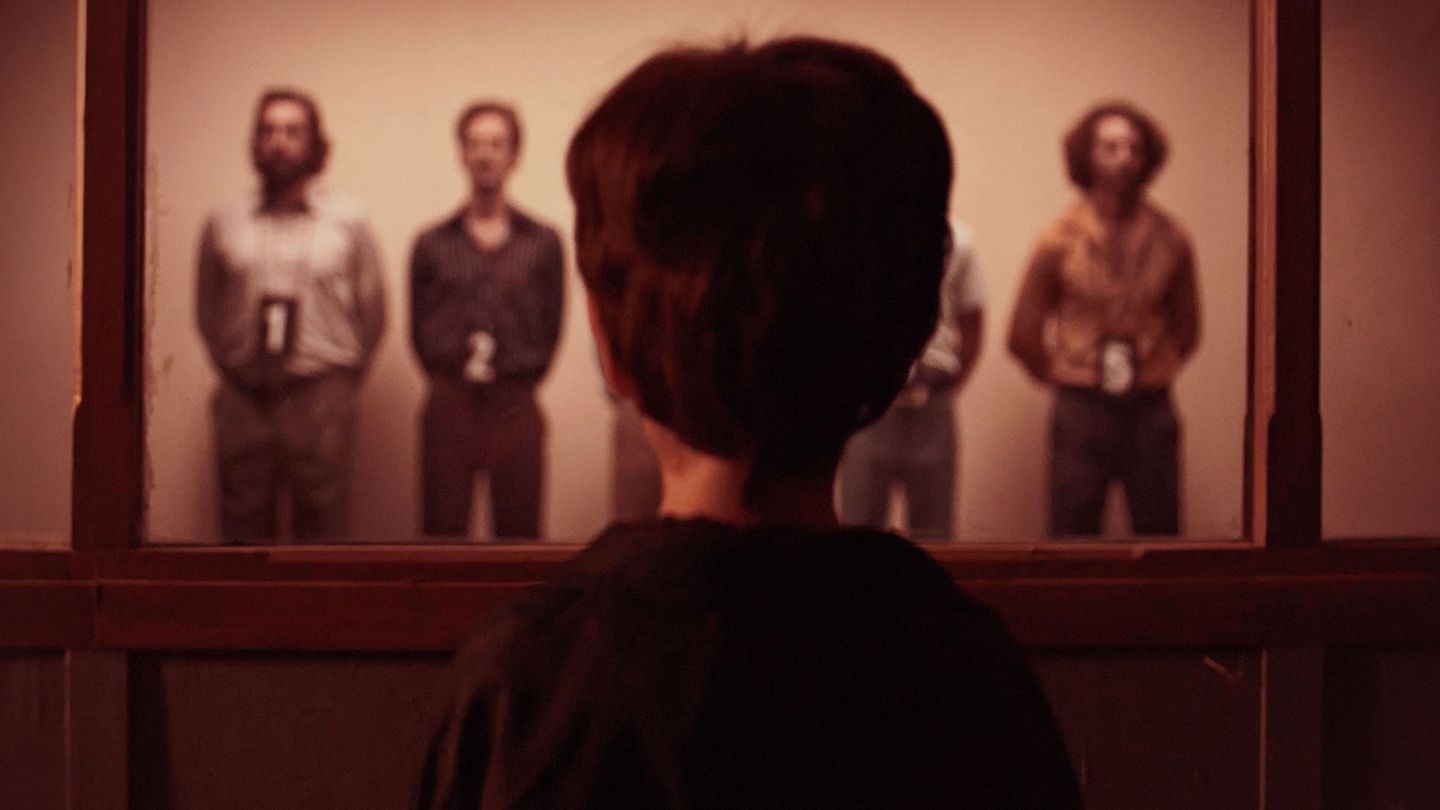 Dolorès, la malédiction du pull-over rouge