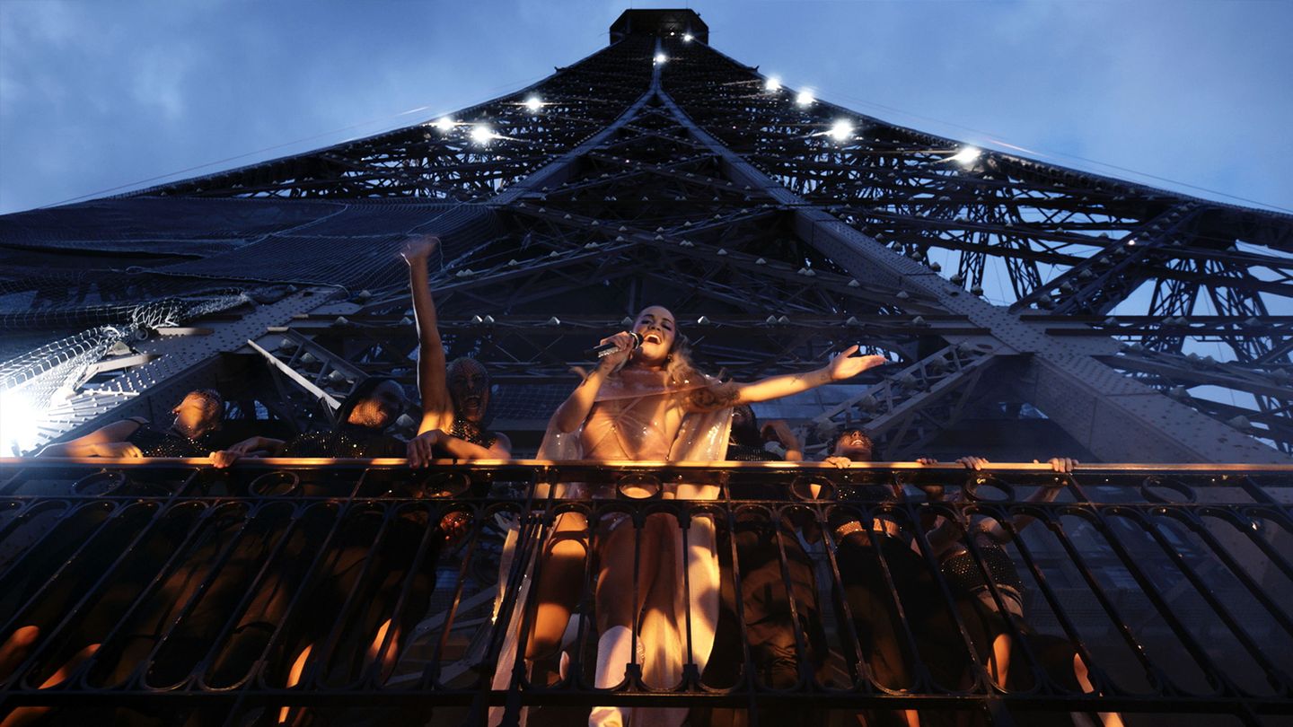 Rita Ora en concert à la Tour Eiffel