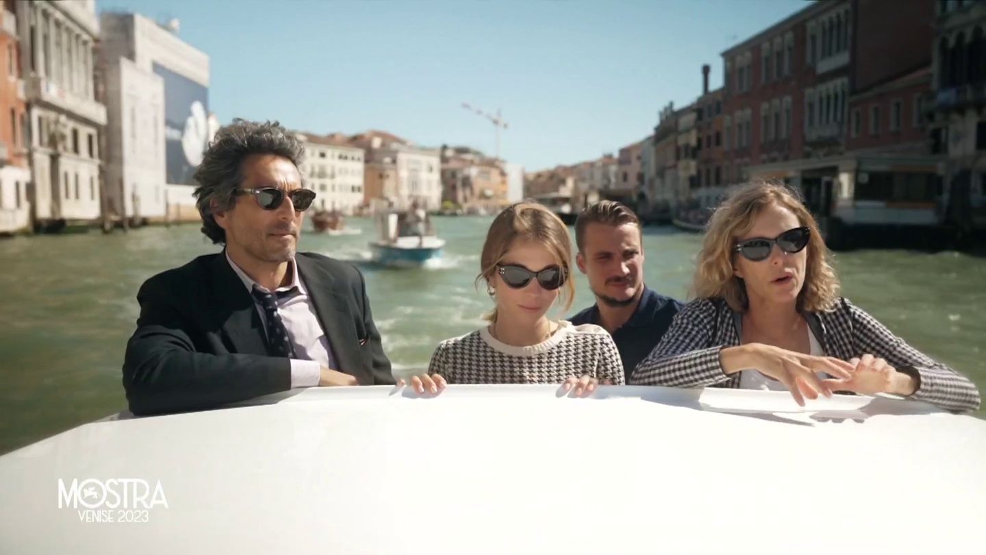 L'équipe de Vivants, Alice Isaaz, Vincent Elbaz, Pierre Lottin et Pascale Arbillot à la Mostra 2023 