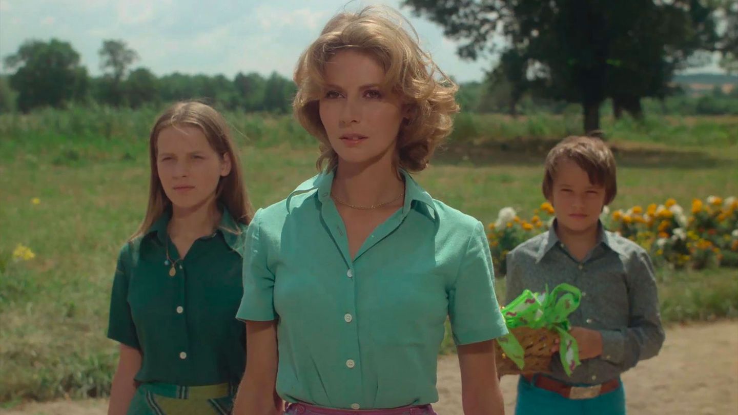 Une fille cousue de fil blanc - Trailer
