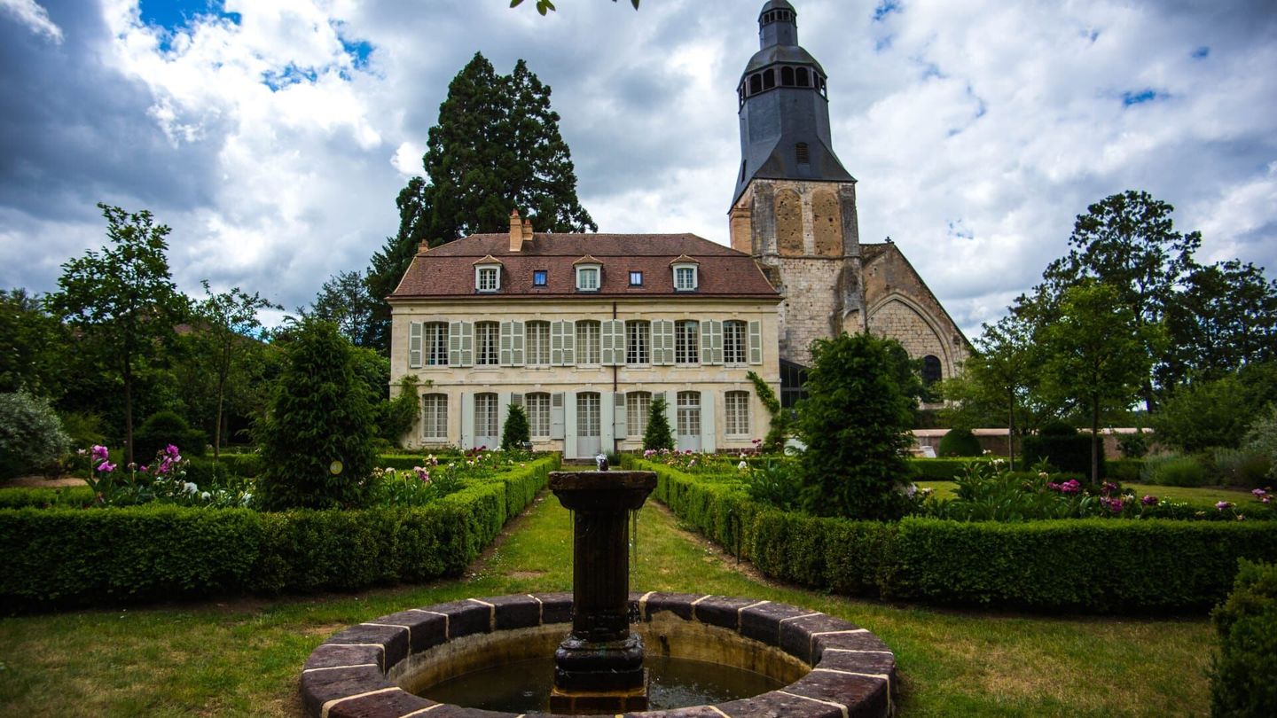 Le collège royal et militaire de Thiron-Gardais : la nouvelle vie de Stéphane Bern
