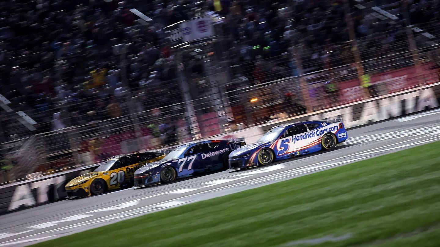 La course. Autotrader 400