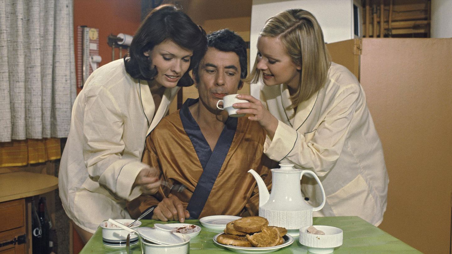 Deux grandes filles dans un pyjama