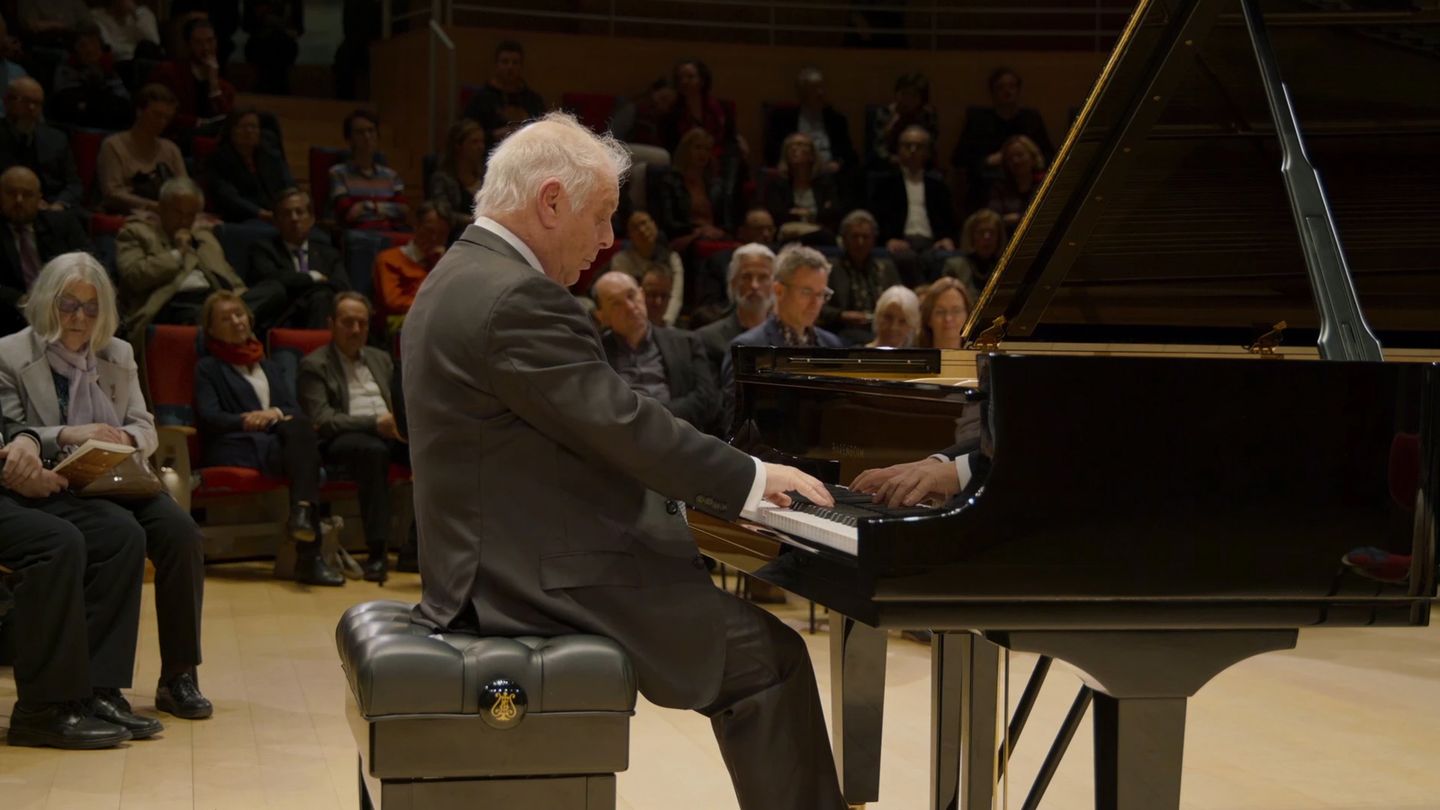 Schubert - Sonates pour piano n°9, 18 et 19 par Daniel Barenboïm