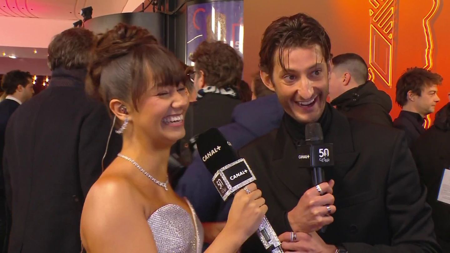 Le reveal des chaussettes de Pierre Niney à Lena Situations sur le tapis rouge des César 2025