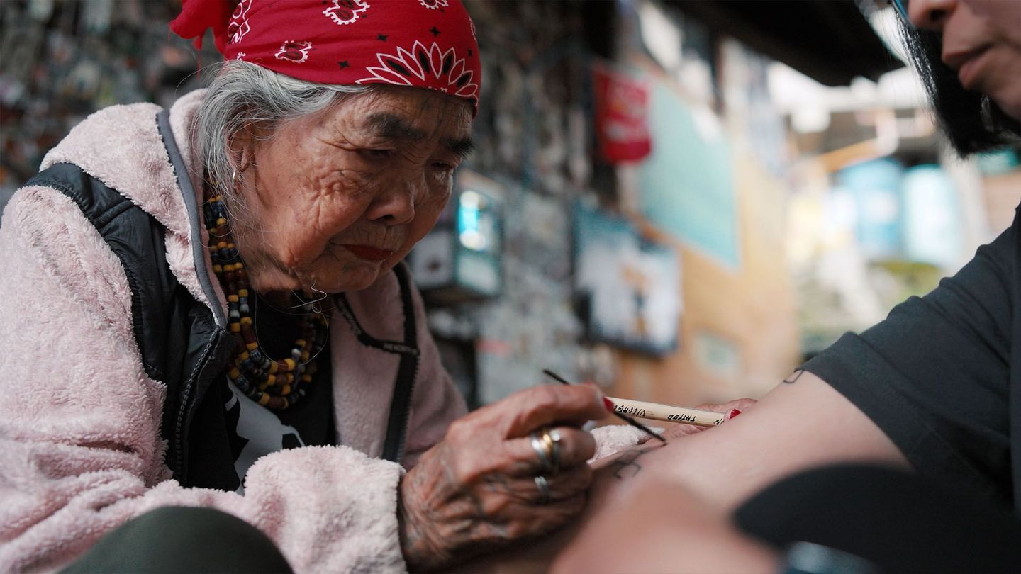 Whang-Od, la tatoueuse centenaire