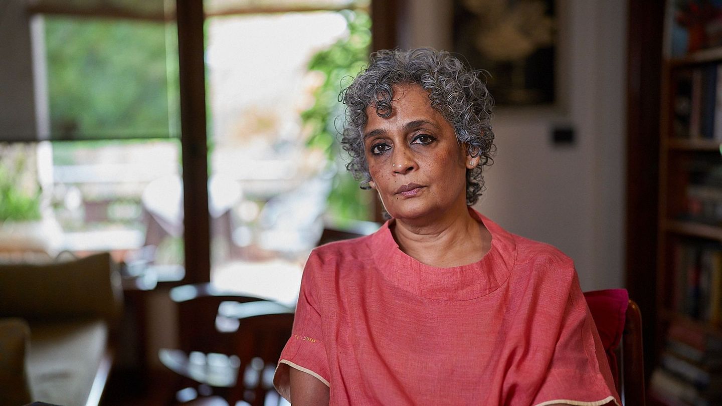 Arundhati Roy : L'écrivaine rebelle de l'Inde