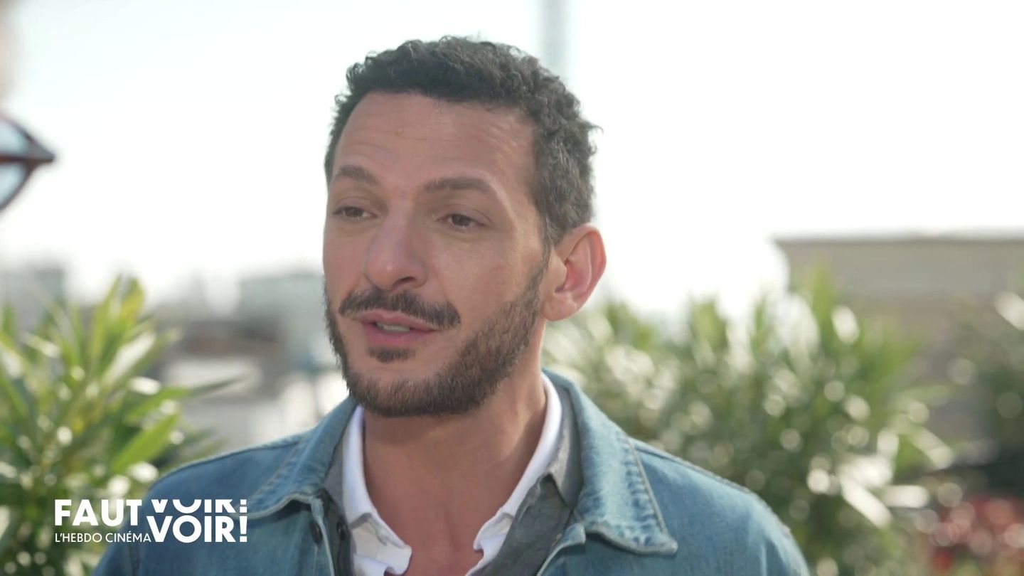 Vincent Dedienne est stewart dans le film Natacha (presque) hôtesse de l'air