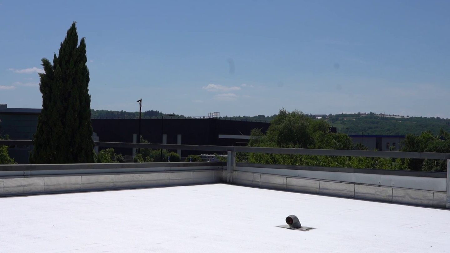 Canicule : pourquoi faut-il peindre son toit en blanc ?