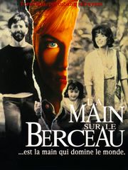 La main sur le berceau