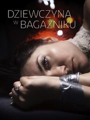 Dziewczyna w bagażniku