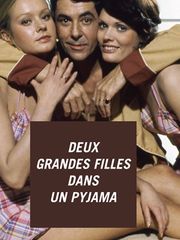 Deux grandes filles dans un pyjama
