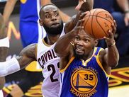 Les Golden State Warriors viennent de battre Cleveland, champion en titre, 4-1, malgré un LeBron James en triple-double pour la finale, une premiere historique!  Pour gagner un match, Cleveland etait obligé de battre des records pour une finale en attaque dans le Game 4 avec 49 points en premier quart et 86 points à la mi-temps puis 24 paniers à 3 pts. pour le match!