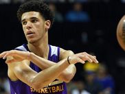 Les vacances estivales riment avec beaucoup de mouvements dans les différentes franchises NBA mais aussi avec la découverte de nouveaux talents dans les ligues d'été. En tête de liste de ces nouveaux talents, Lonzo Ball, le "visage" des Los Angeles Lakers dorénavant selon Magic Johnson, le patron récemment nommé. J'avoue que je commence à bien apprécier ce joueur qui doit vivre avec une pression constante depuis son plus jeune âge à cause des déclarations fracassantes de Lavar Ball, son père omniprésent dans les médias et même sur des rings de catch, c'est tout dire.