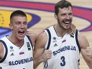 L'Eurobasket 2017 a subi pas mal de critiques qui sont,pour certaines, assez justifiées. Attention, cependant, de ne pas vouloir dévaluer la compet parce que les Français ont été eliminés en 8emes!  Si le remplissage de la salle à Helsinki a été plutôt une réussite, cela a vraiment fait défaut à Istanbul en dehors du match de la Turquie et de la fabuleuse finale.  Cela remet en lumiere le formidable succés populaire de l'Euro 2015 en France!  L'arbitrage a été discutable et discuté car l'utilisation des nombreux arbitres venus d'autres continents a donné comme effet une certaine inconstance ce qui a souvent enervé les joueurs et coaches. La finale hyper-physique a été trés difficile à arbitrer mais les hommes en gris ont laissé jouer et s'en sont sortis convenablement malgré des erreurs, la tension permanente et l'enjeu.