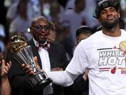 Les Cleveland Cavaliers ont reussi le plus beau comeback dans l'histoire des NBA Finals en etant la seule equipe sur 33 à remonter un deficit de 1-3 pour gagner le titre!  En plus, ils l'ont fait face à la meilleure equipe de saison reguliere de l'histoire.  Ca s'est joué dans la toute derniere minute d'un Match 7 d'anthologie, le premier match vraiment serré de la serie.