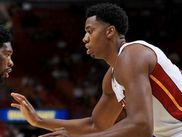 Hier soir, deux des pivots les plus prometteurs de la NBA se sont rencontrés et ont confirmé qu'ils représentent l'avenir de ce poste qui tombe un peu en désuétude face à la montée en puissance du "small ball" un peu partout!  Le Camerounais Joel Embid de Philadelphie a battu Hassan Whiteside de Miami, 101 à 94, mais le résultat est anecdotique entre deux équipes du bas du classement en pleine reconstruction même si ça fait 4 victoires de suite à domicile pour les 76ers, bons derniers de la NBA la saison passée!  Whiteside a aligné 32 points,13 rebonds et 2 contres tandis que Embid, un rookie, a marqué 22points en 23 minutes!