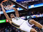Nous savons déjà que Golden State va très probablement battre le record des Bulls de 73 victoires mercredi soir et aussi que San Antonio ne finira pas invaincu à la maison cette saison.  Nous savons aussi qu'Utah a probablement perdu sa place en playoffs au profit de Houston en perdant contre les Clippers et Dallas à la maison.  Je suis triste pour Rudy Gobert, sorti avec une entorse de la cheville face aux Mavs.  Le Jazz a produit un beau jeu collectif cette saison et aurait mérité mieux!