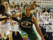 Ce dernier weekend a été incroyable en Pro A en commençant par un colossale Classico remporté haut la main par Pau dans la salle du Co-leader, Limoges. Grace à une envie et un sens tactique sans faille puis des tirs à 3 pts. en fin de possession qui coupent les jambes à une défense limougeaude  pourtant pas mal en place, Les Palois ont empoché leur plus belle victoire depuis des années !