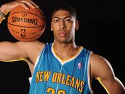 Le 66eme NBA All-Star Game que j'ai eu le plaisir de commenter en direct pour la premiere fois sur Canal + Afrique, a été assez fou, à l'image de la ville hote, la Nouvelle Orleans.  Des records de points et de passes decisives sont tombés à la pelle et la star locale de 23 ans, Anthony Davis, a été le grand beneficiaire, recoltant le record de points avec 52 et le trophée de MVP que ses co-equipiers lui ont servi sur un plateau à coup de dunks spectaculaires en alley-oop.