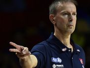 Les deux entraîneurs de la dernière finale de la Pro A ont connu des destins diamétralement opposés.
Paradoxalement, le vainqueur, Jean-Marc Dupraz vient d'être limogé tandis que le perdant, Vincent Collet, a été reconduit pour la saison prochaine à Strasbourg. Pour Dupraz, cela s'explique par un manque de résultats conformes aux ambitions du club en Euroleague, en Eurocoupe, en Leaders Cup et dernièrement en Coupe de France. Perdre en Coupe contre une équipe héroïque du Portel ( Pro B) dans sa salle bouillante puis enchaîner par une défaite de deux petits points à Rouen qui jouait sans sa star Daequan Cook, c'en était trop pour le président Fred Forte qui a fait appel au très expérimenté Philippe Hervé pour prendre la suite.