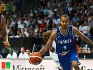 Après 4 matchs de préparation, nous avons plus d'information à notre disposition pour juger le véritable niveau de la sélection. L'équipe de France a gagné deux fois à domicile et perdu deux fois à l'extérieur. Ça tombe bien, l'Eurobasket se jouera à domicile où l'adrénaline positive du public local devrait permettre aux tricolores de se sublimer.