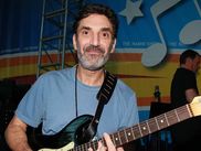 La saison 11 de « The Big Bang Theory » vient de débuter, et c'est une bonne nouvelle pour l'humour geek. L'occasion aussi de revenir sur la carrière musicale de son créateur, Chuck Lorre, pote de Debbie Harry et compositeur du générique des "Tortues Ninja".