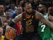 Tout ça pour ça? Après maintes rebondissements et changements de vestes, on se retrouve avec les deux mêmes finalistes que ses trois dernières saisons!  Certes, Golden State, le grand favori depuis le début a dû passer par pas mal d’émotions pour y arriver comme Cleveland, également favori à l'est depuis le début, mais obligé de compter sur un LeBron James héroïque pour arracher sa qualif après deux séries en sept matches!  D'ailleurs c'est la première fois depuis 1979 que les deux finales de conférence sont allées jusqu'au septième match pour décider le vainqueur.