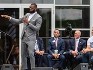 La star de cet été en NBA est indiscutablement LeBron James. Tout ce qu'il a fait cet été a été filmé et commenté en long, en large et en travers mais, comme d'habitude, il ne fait pas de faux pas et donne toujours l'image d'un joueur, d'un homme, d'un père et d'un citoyen exemplaire.