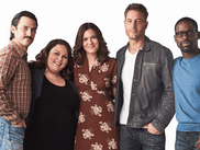 À une époque où les séries se regardent majoritairement en solitaire sur un laptop, This Is Us renoue avec la dimension sociale des années 90, quand famille et potes se réunissaient autour du poste de télé. Explications.