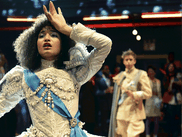POSE, série engagée qui dépeint l’histoire de la communauté LGBTQ dans le New York des eighties et résonne plus que jamais avec l’actualité.