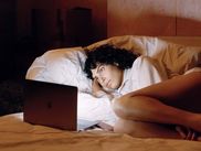 Desiree Akhavan se lance dans les séries et lève un des derniers tabous amoureux avec "The Bisexual", fraîchement acquise par le groupe CANAL+.
