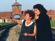 Meurtrie à jamais par sa déportation, à l'âge de 15 ans, à Auschwitz-Birkenau, l’écrivain et réalisatrice Marceline Loridan-Iven est décédée le 18 septembre à Paris, à l’âge de 90 ans.
Mercredi 26 septembre, CINE+ rend hommage à cette femme qui a passé sa vie à dénoncer l'injustice et la violence, avec la diffusion de deux documentaires et de LA PETITE PRAIRIE AUX BOULEAUX, un film bouleversant en forme de devoir de mémoire.
