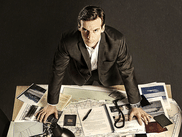 Les services secrets sont une machine à fantasmes largement alimentée par les fictions. Éric Rochant, le showrunner, a voulu sa série au plus proche de la réalité du quotidien des fonctionnaires de la DGSE en dégommant, au passage, les préjugés liés aux agents secrets.
