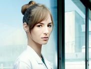 Sans elle, le service de médecine interne s’écroulerait. Elle, c’est Chloé Antovska, une des héroïnes de la très attendue série « Hippocrate », incarnée par Louise Bourgoin, qu’on retrouve pour la première fois dans une série. Et dont on découvre une nouvelle facette de jeu, à travers un rôle puissant et complexe.
