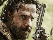 La saison 9 vient à peine de débuter, mais la série de morts-vivants bat de l’aile. Pour relancer la machine, AMC vient donc de dévoiler trois projets de films exploitant l’ancien héros du show, Rick Grimes.
