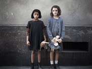 Dans l'adaptation de L'Amie Prodigieuse, actuellement sur myCANAL, on a vraiment l'impression d'être dans le livre, comme si les pages d'Elena Ferrante avaient pris vie. Et ce n'est pas vraiment un hasard : tant les décors que les costumes ont fait l'objet de recherches approfondies et de moyens hors normes pour une série.