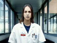 Dans la série « Hippocrate », qui arrive le 26 novembre sur CANAL+, l’actrice joue le rôle d’une jeune interne fragile et un peu paumée, qui va devoir endosser de nombreuses responsabilités. Fragile ? Ce n’est pas vraiment le registre habituel d’Alice Belaïdi, qui incarne plus souvent des femmes de caractère. Présentations.