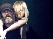 Dans A Beautiful Day, Lynne Ramsay (We Need to talk about Kevin) met en scène Joaquin Phoenix dans un rôle de mec un peu paumé entrainé malgré lui dans une course effrénée à la violence, alors qu'il s'était simplement mis en tête de retrouver la fille disparue d'un sénateur... Prix du scénario ET Prix d'interprétation masculine Festival de Cannes 2017, le film a en plus le mérite d'être esthétiquement très réussi.