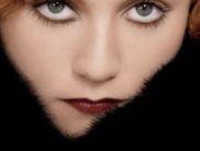 C'est la comédienne Isabelle Huppert, avec une photo prise sur le tournage du film Violette Nozière de Claude Chabrol, qui est mise à l'honneur sur l'affiche officielle de la 44e Cérémonie des César 2019, événement qui sera diffusé en clair, en direct et en exclusivité le vendredi 22 février sur CANAL+ et myCANAL
