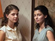 La diffusion de L’Amie Prodigieuse, adaptation des romans d’Elena Ferrante, continue sur CANAL+ avec deux nouveaux épisodes proposés ce jeudi 21 décembre. Retour sur les épisodes 3 et 4 et le succès que rencontre déjà la série événement.
