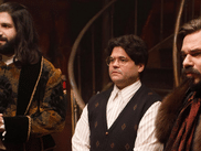 What we do in the shadows, c’est la série-mockumentaire pour les fans du genre, un faux portrait absurde et hilarant d’une bande de vampires, condamnés à vivre reclus et en colocation. Alors que la saison 1 est disponible en intégralité sur CANAL+, la saison 2 débarque le 16 avril. On vous en parle.