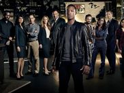 Reboot survitaminé de la série culte 24 heures chrono, qui ne se caractérisait déjà pas par son caractère contemplatif, 24 heures : Legacy étend l’univers déjà riche de la série originale en racontant l'histoire d'Eric Carter. Un ancien soldat, membre d’une équipe d’élite qui a abattu un leader djihadiste, Ibrahim Ben Khalid, et se retrouve traqué par ses disciples. Ces derniers préparant également une attaque terroriste massive contre les Etats-Unis.