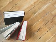 Ce mois-ci, retour sur les créations drôles et tendres de Riad Sattouf. L'invité du mois évoque aussi les auteurs qui l'ont marqué, comme Stephen King et Richard Flanagan.